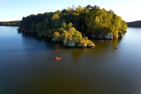 Stunning Cabin with Spa Perfect for Outdoor Sports in Carbondale, Illinois Cabin in Makanda Township