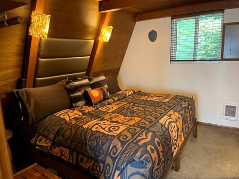 Stunning A Frame with Fantastic Views in Otter Rock, Oregon Chalet in Otter Rock