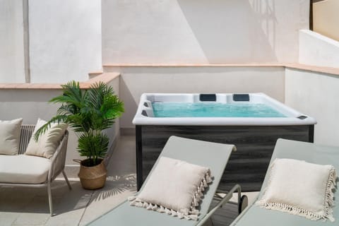 Hot Tub, Swimming pool