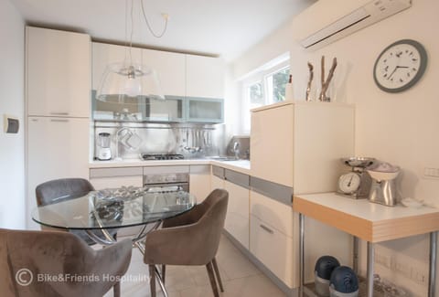 Kitchen or kitchenette, Dining area, stove