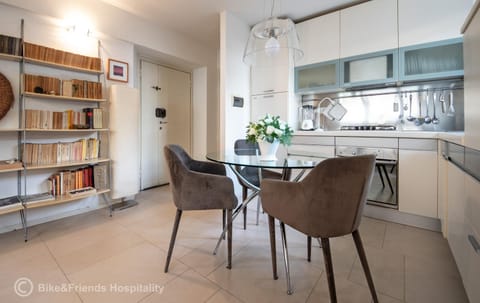 Kitchen or kitchenette, Dining area, stove