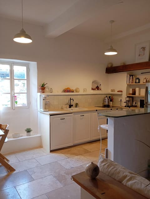 Kitchen or kitchenette, minibar