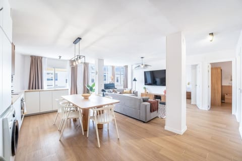 TV and multimedia, Living room, Seating area, Dining area, Mountain view, air conditioner