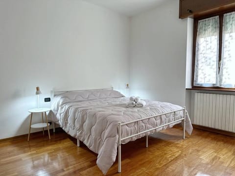 Bed, Photo of the whole room, Bedroom, internet, towels