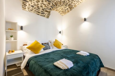 Bed, TV and multimedia, Photo of the whole room, Bedroom, pet friendly, towels, wardrobe, air conditioner