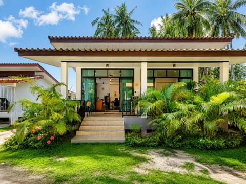 Property building, Facade/entrance, Day, Garden, Garden view