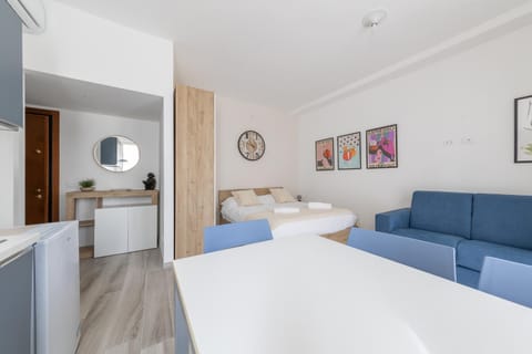 Bed, Kitchen or kitchenette, Living room, Photo of the whole room, Seating area, Bedroom