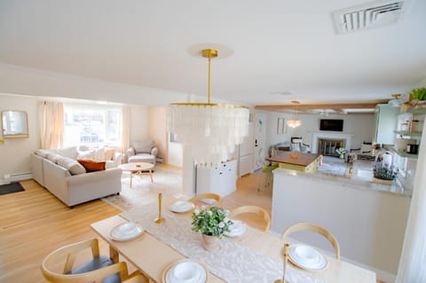 TV and multimedia, Kitchen or kitchenette, Living room, Seating area, Dining area