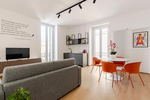 Communal lounge/ TV room, TV and multimedia, Living room, Seating area, Dining area, Evening entertainment