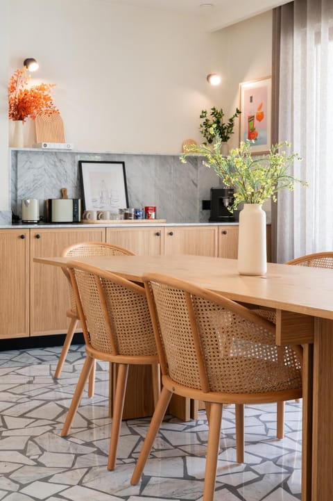 Kitchen or kitchenette, Dining area