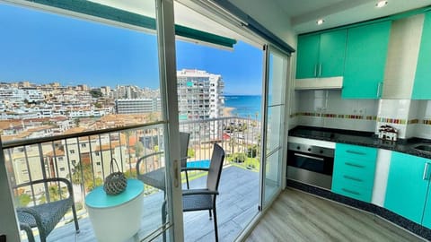Natural landscape, View (from property/room), Balcony/Terrace, Kitchen or kitchenette, City view, oven, stove