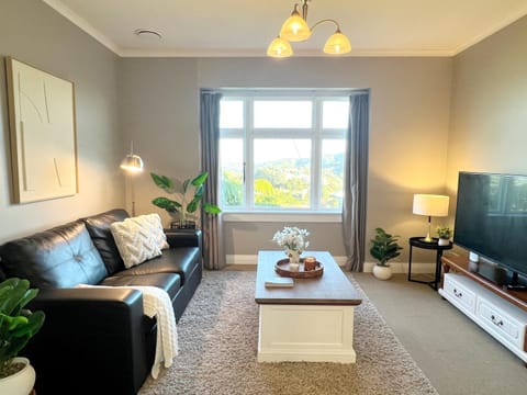 Communal lounge/ TV room, TV and multimedia, Living room, Seating area, Evening entertainment