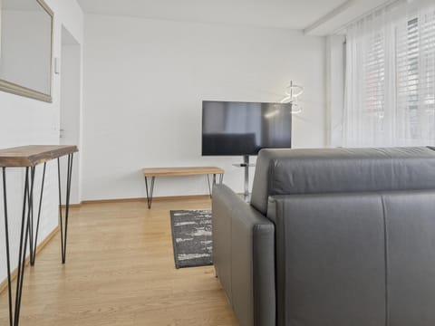 Facade/entrance, TV and multimedia, Living room