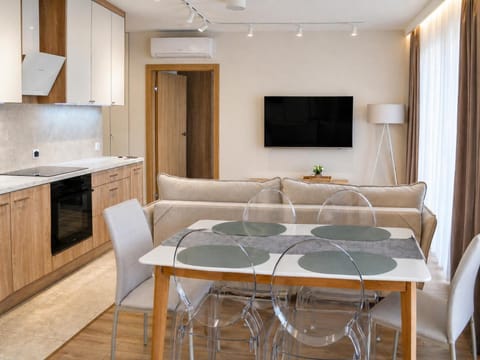 Kitchen or kitchenette, Living room, Seating area, Dining area, Evening entertainment, oven