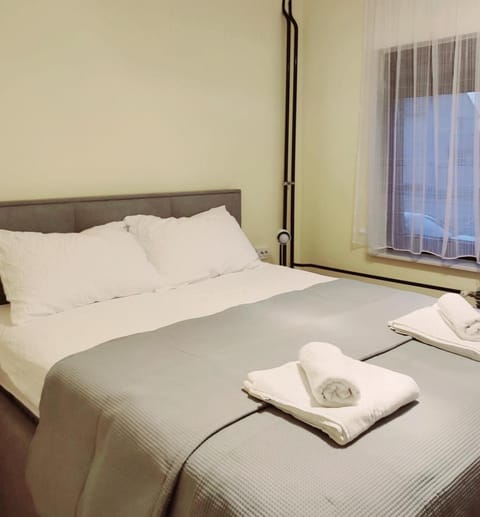 Bed, Bedroom, towels