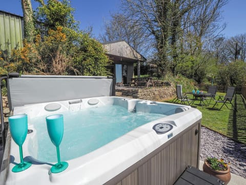 Property building, Garden, Hot Tub, Garden view