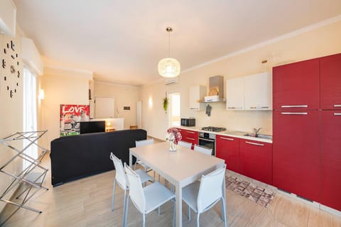 Kitchen or kitchenette, Seating area, Dining area, oven, pet friendly, stove