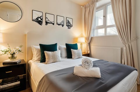 Bed, Bedroom, towels