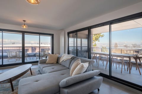 Patio, View (from property/room), Balcony/Terrace, Living room, Seating area