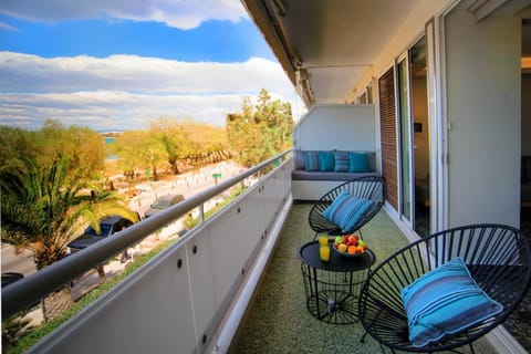 Vouliagmeni Kavouri Beachfront Apartment Apartment in Vouliagmeni