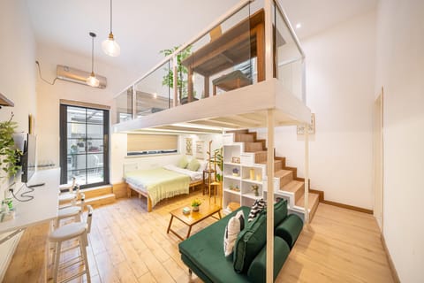 Bed, TV and multimedia, Living room, Photo of the whole room, Seating area, Bedroom, air conditioner