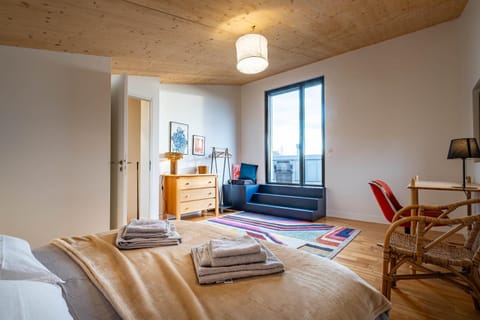 Photo of the whole room, Bedroom