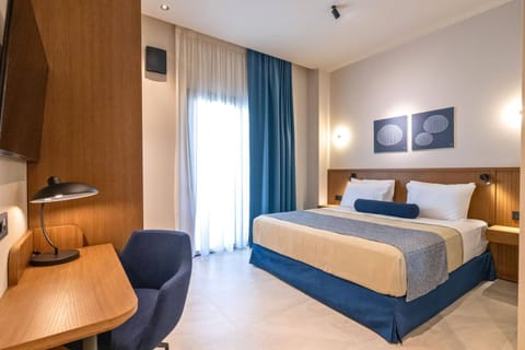 Bed, TV and multimedia, Decorative detail, Bedroom, Guests, group of guests, air conditioner