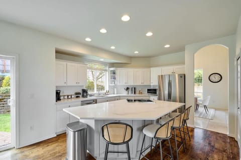 Villa with Hot Tub, Firepit and Game room House in McMinnville