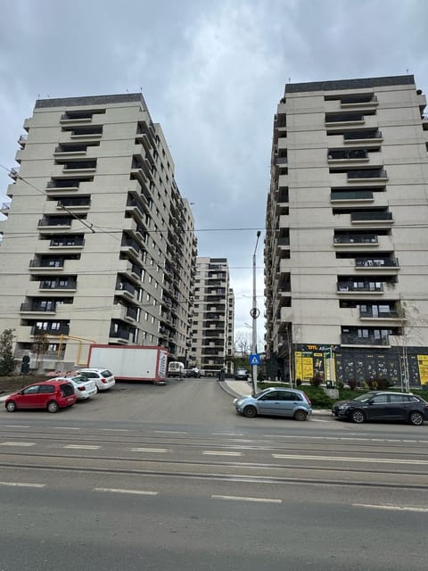 Property building, Day, Neighbourhood, City view, Street view, Location, Parking