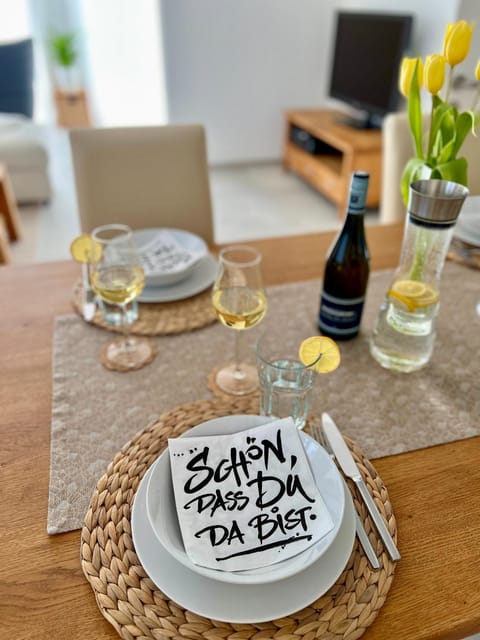 Food and drinks, Seating area, Dining area, Food