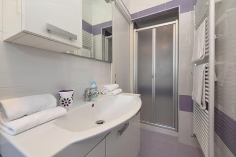 Shower, Bathroom, towels