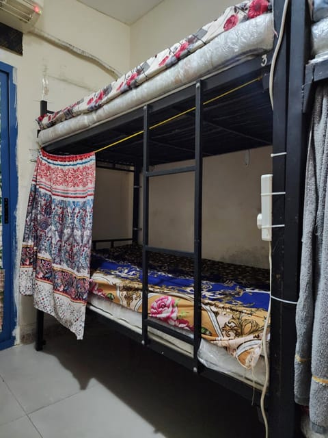 Hall Sharing Men Bed space Apartment in Dubai