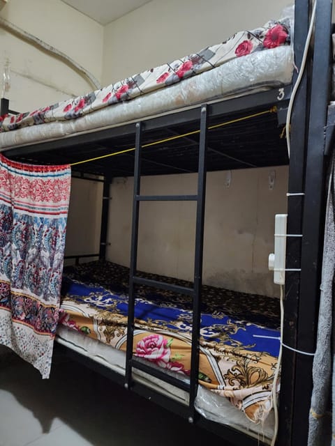 Hall Sharing Men Bed space Apartment in Dubai