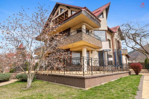 Property building, Spring, Day, Garden, View (from property/room), Balcony/Terrace, Garden view