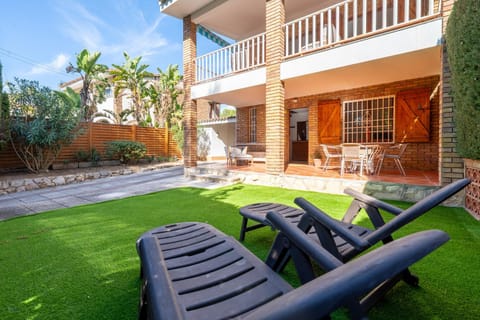 Property building, Patio, Spring, Day, Garden, View (from property/room), Balcony/Terrace, Living room, Seating area, Garden view, sunbed