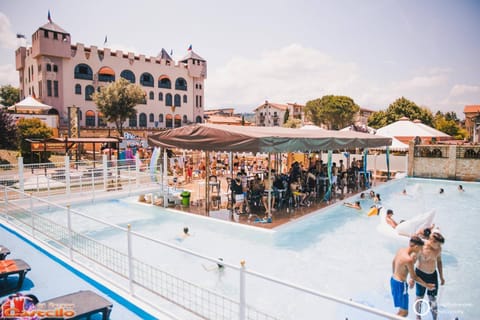 Day, Swimming pool