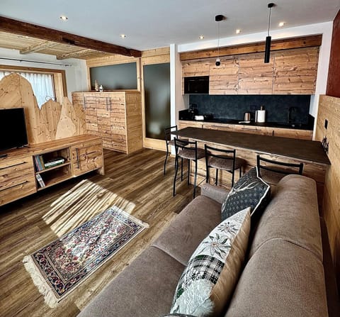 TV and multimedia, Kitchen or kitchenette, Seating area