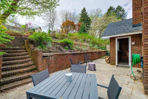 1 Mi to Dtwn Roanoke Home with Yard and Mtn View! House in Roanoke