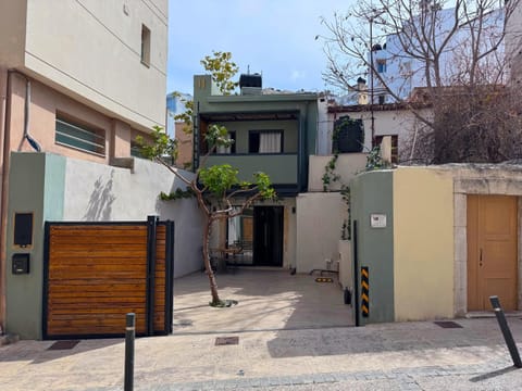 Facade/entrance, Parking, acessibility