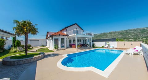 Property building, Patio, Spring, Day, Natural landscape, Mountain view, Pool view, Swimming pool, sunbed