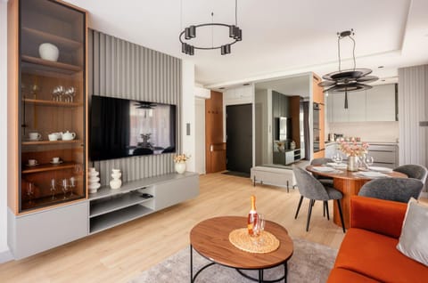 TV and multimedia, Living room, Seating area, Dining area