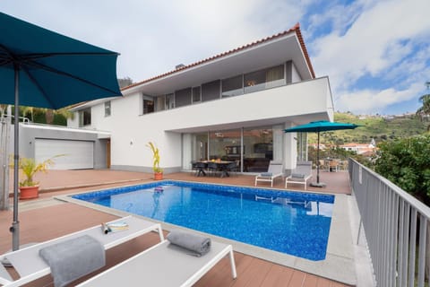 Property building, Balcony/Terrace, Swimming pool, sunbed
