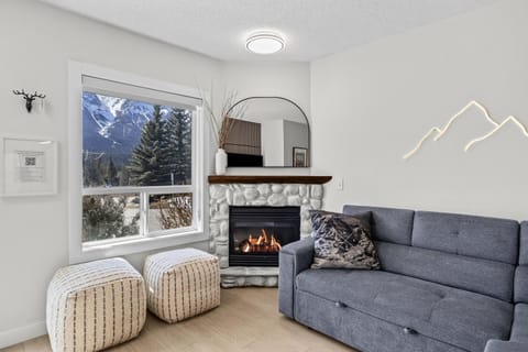 Living room, Mountain view, fireplace
