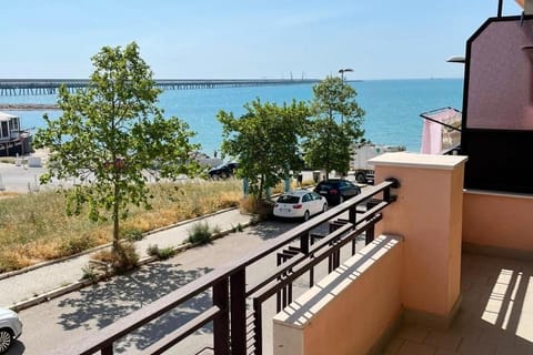 Property building, Day, Neighbourhood, Natural landscape, View (from property/room), Balcony/Terrace, Beach, Evening entertainment, Pets, Sea view, Parking