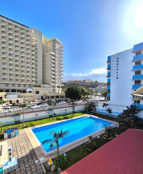 Property building, Day, Balcony/Terrace, Balcony/Terrace, Mountain view, Pool view, Swimming pool