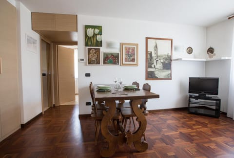 TV and multimedia, Seating area, Dining area