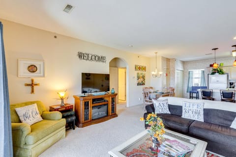 Waterfront Condo with Pool on Lake of the Ozarks Apartment in Village Four Seasons