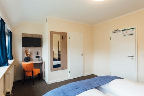 TV and multimedia, Seating area, Bedroom