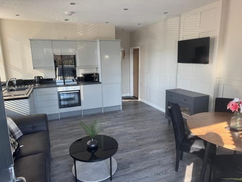 TV and multimedia, Kitchen or kitchenette, Living room, Seating area, Dining area, oven, pet friendly, stove, toaster