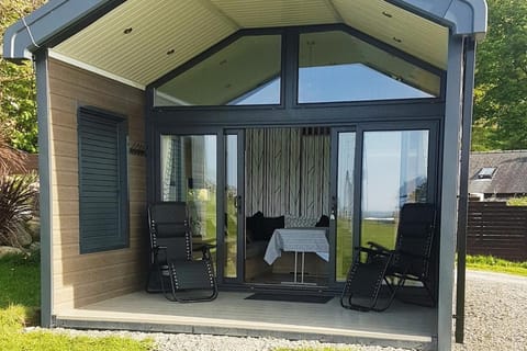 POD6 Family Glamping with seaview & Wi-Fi Chalet in Wales